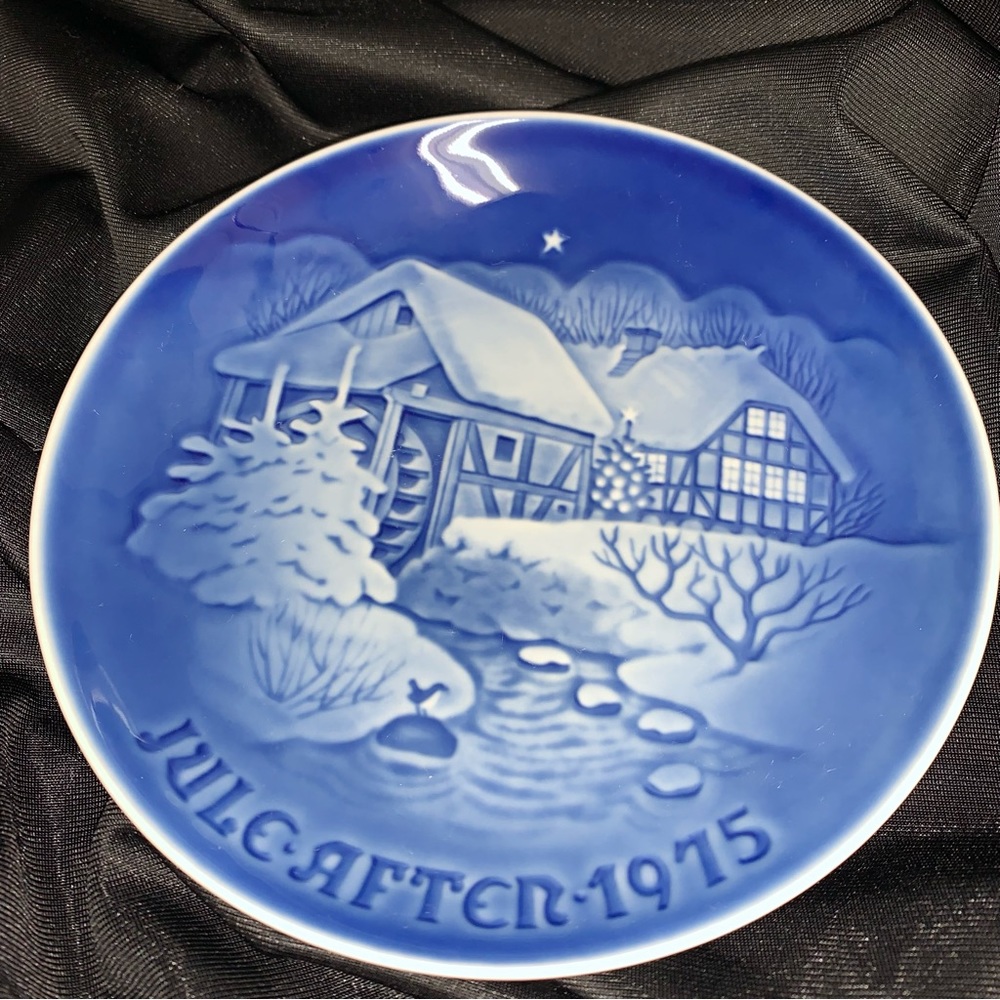 1975 Royal Copenhagen B&G (Bing & Grondahl) Denmark
Jule After Plate